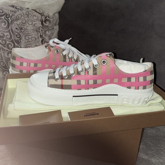 BRAND NEW BURBERRY SHOES - Picture 2 of 5